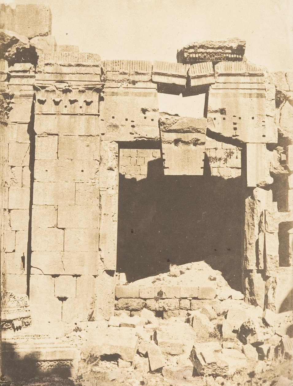 Porten til Jupiter-tempelet, i Baalbek Heliopolis, september 1850. av Maxime Du Camp