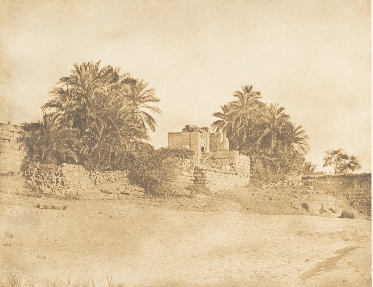 Ruinene av en romersk triumfbue, ved Philae, april 1850. av Maxime Du Camp