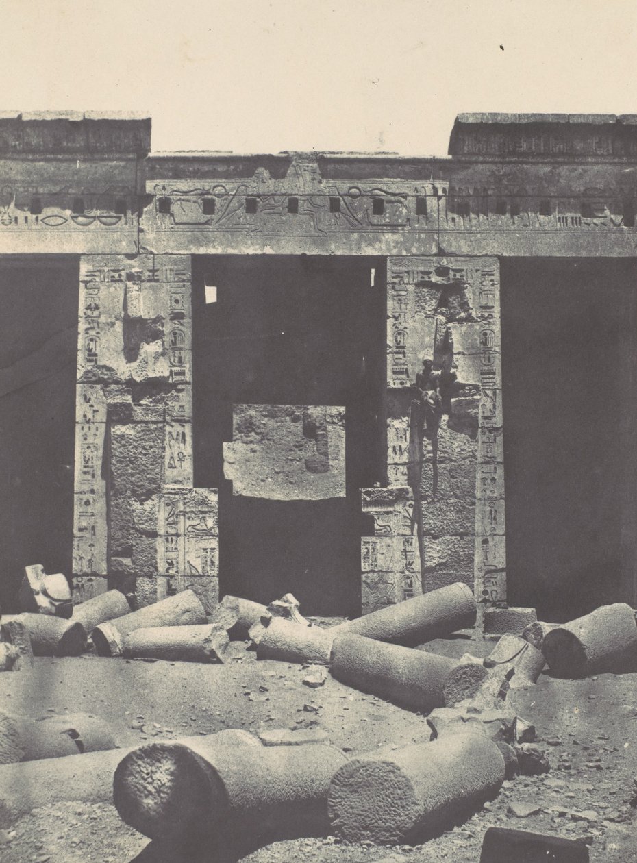 Theben. Medinet-Habou. Den østlige delen av Peristyle av Palace of Ramses-Méiamoun, 1850. av Maxime Du Camp