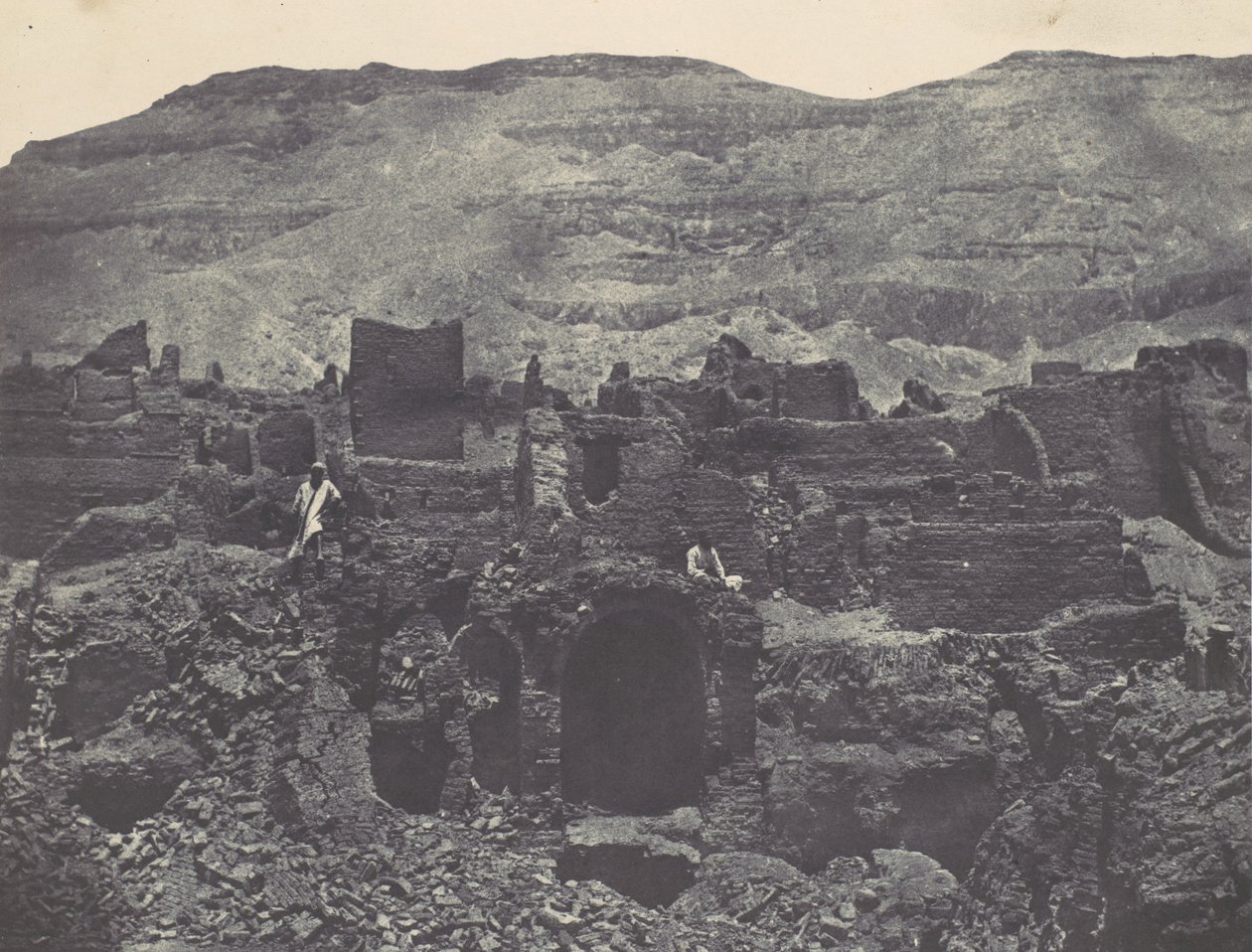 Theben. Medinet-Habou. Ruinene av byen Papa, 1850. av Maxime Du Camp