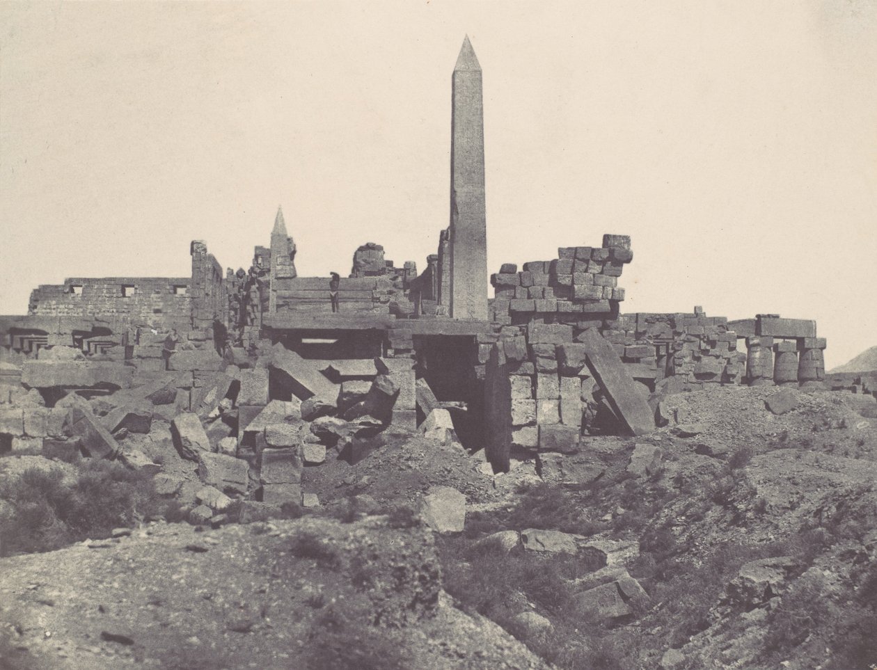 Theben. Karnak-palasset. Granite Sanctuary and Hypostyle Hall, 1850. av Maxime Du Camp