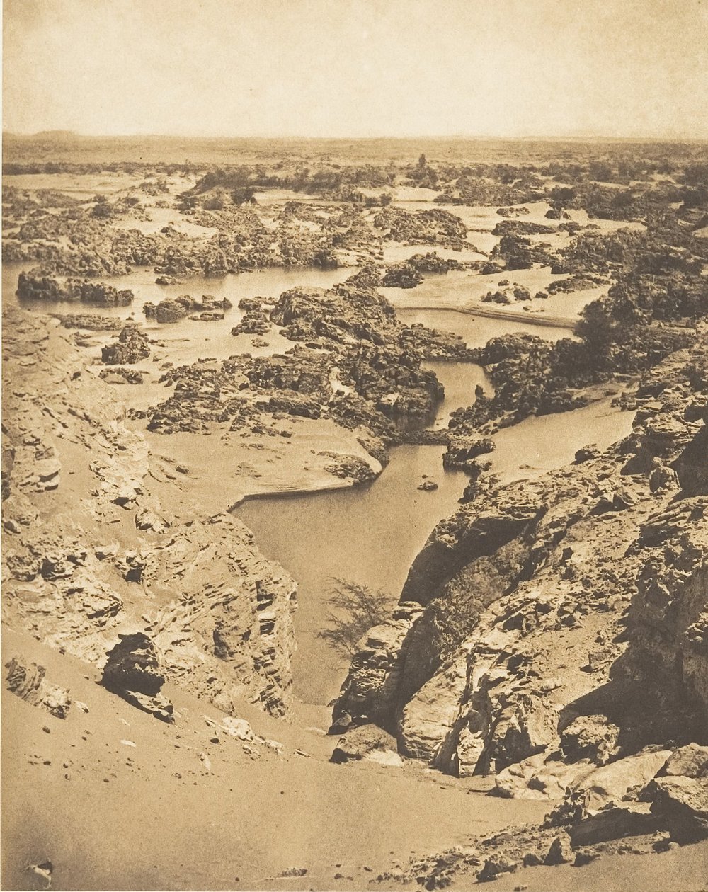 Kavalerisk utsikt over den andre grå stæren, tatt fra toppen av Djebel-Aboucir, 24. mars 1850. av Maxime Du Camp