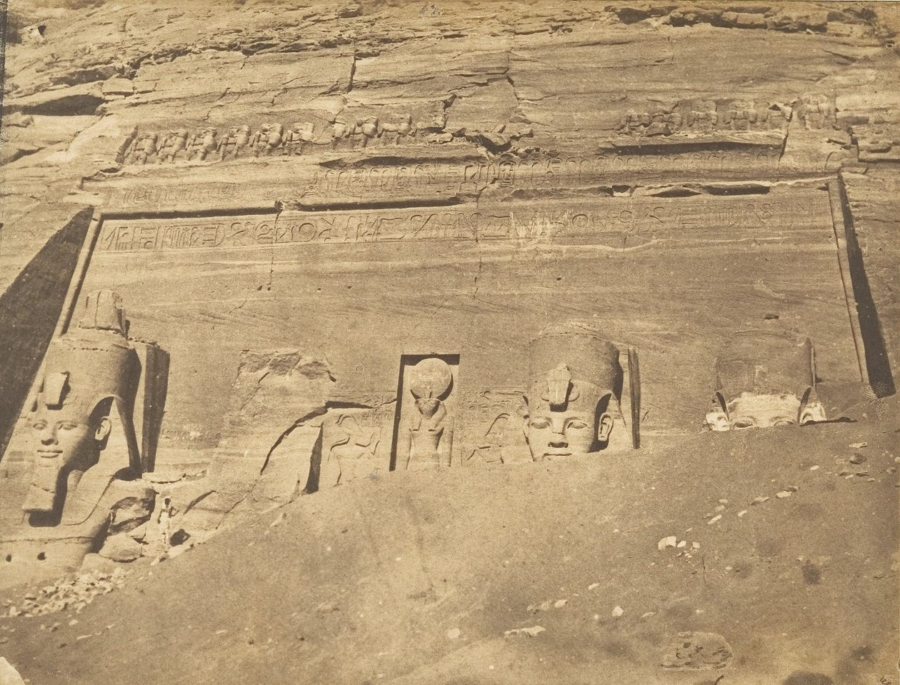 Utsikt over fasaden til Spéos de Phré, i Abousemblil, mars 1850. av Maxime Du Camp