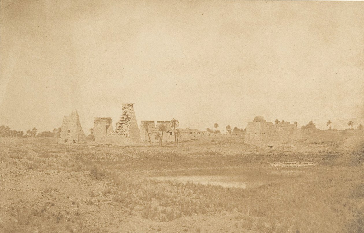 Utsikt over Propylaea av Palace of Karnac, tatt fra sørøst, 1849-50. av Maxime Du Camp