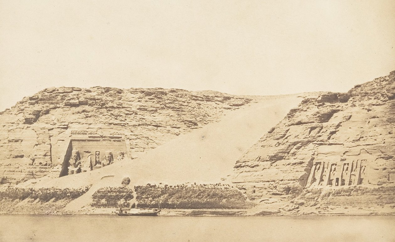 Generell oversikt over Speos of Phré og Athor, ved Abousemblil, tatt fra øya, 29. mars 1850. av Maxime Du Camp