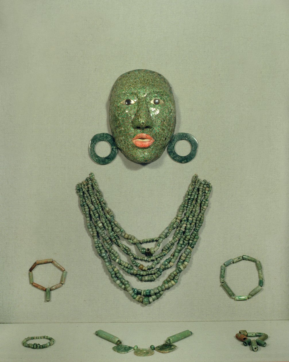 Calakmul begravelsesmaske med krage og øredobber, Yucatan-halvøya, Mexico Late Classic Period (600-900 e.Kr.) (Jade) av Mayan
