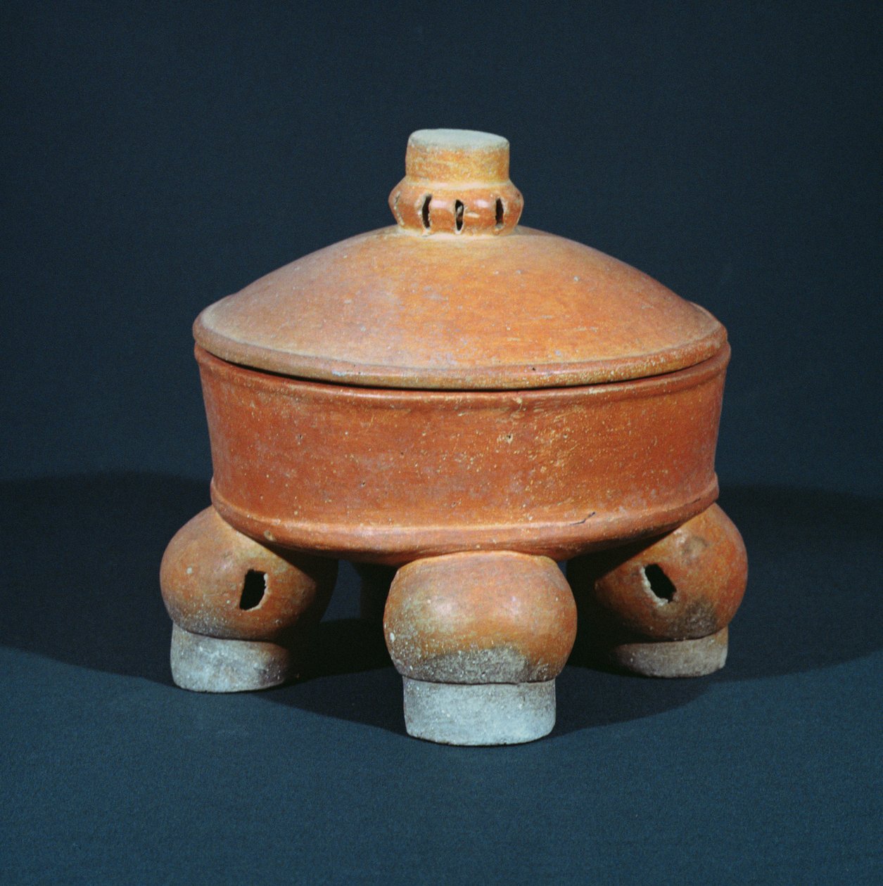 Dekket tetrapodskål, fra Tikal, Peten, Guatemala, tidlig klassisk periode (ca. 200-600 e.Kr.) (keramikk) av Mayan
