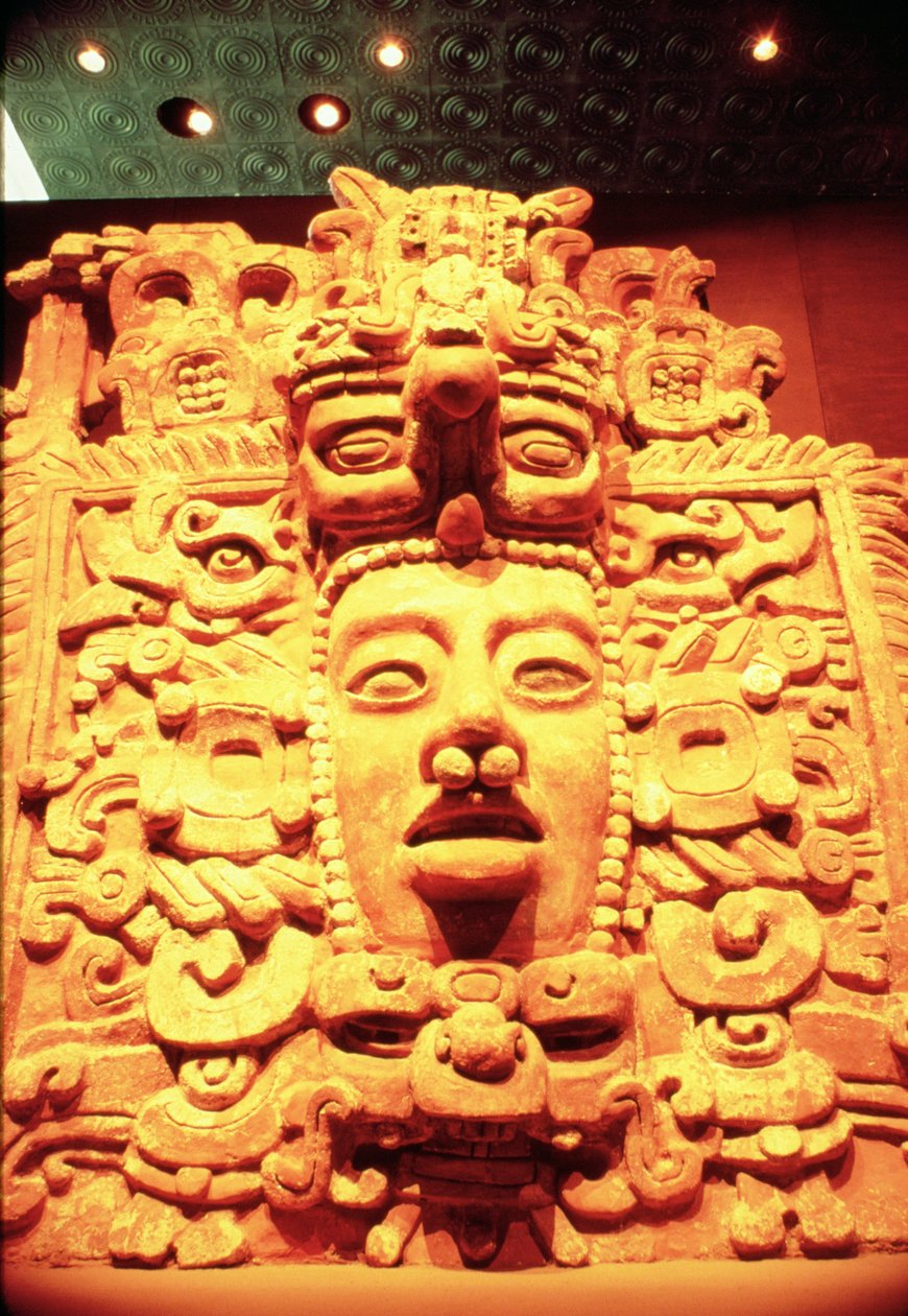Detalj fra en tempelvegg med hodet til en solgud av Mayan