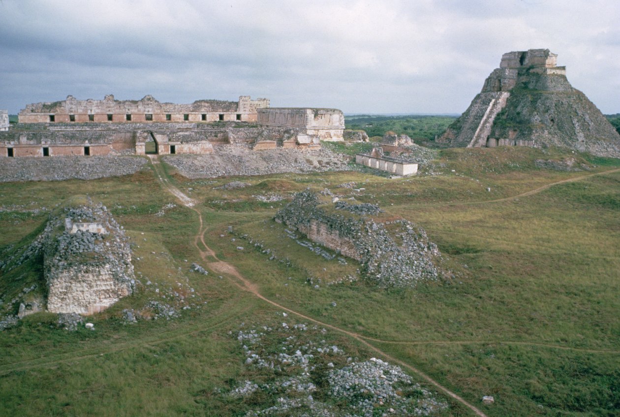 El Castillo og nonneklosteret av Mayan