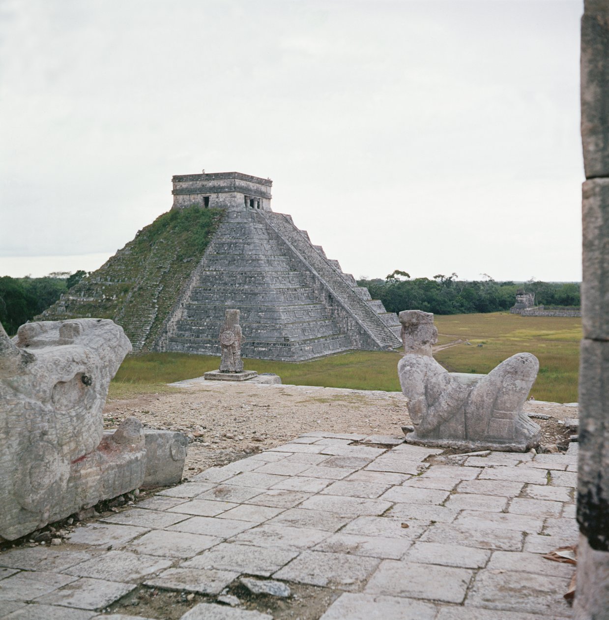 El Castillo, utsikt fra Warriors Temple, som viser Chacmool av Mayan
