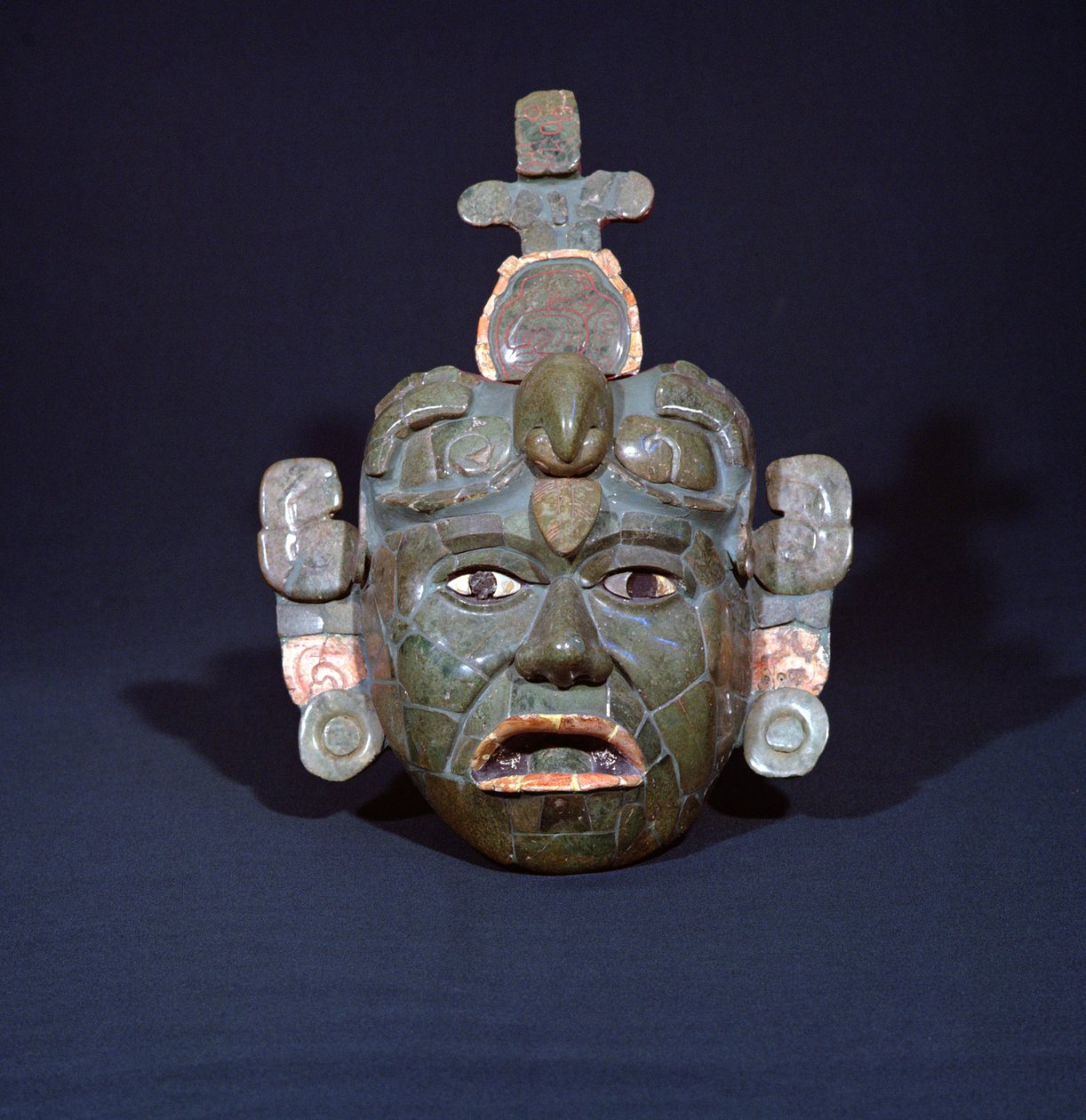 Begravelsesmaske fra Tikal, Peten, Guatemala, tidlig klassisk periode (ca. 200-600 e.Kr.) (jade, perlemor og pyritt) (se også 238269) av Mayan