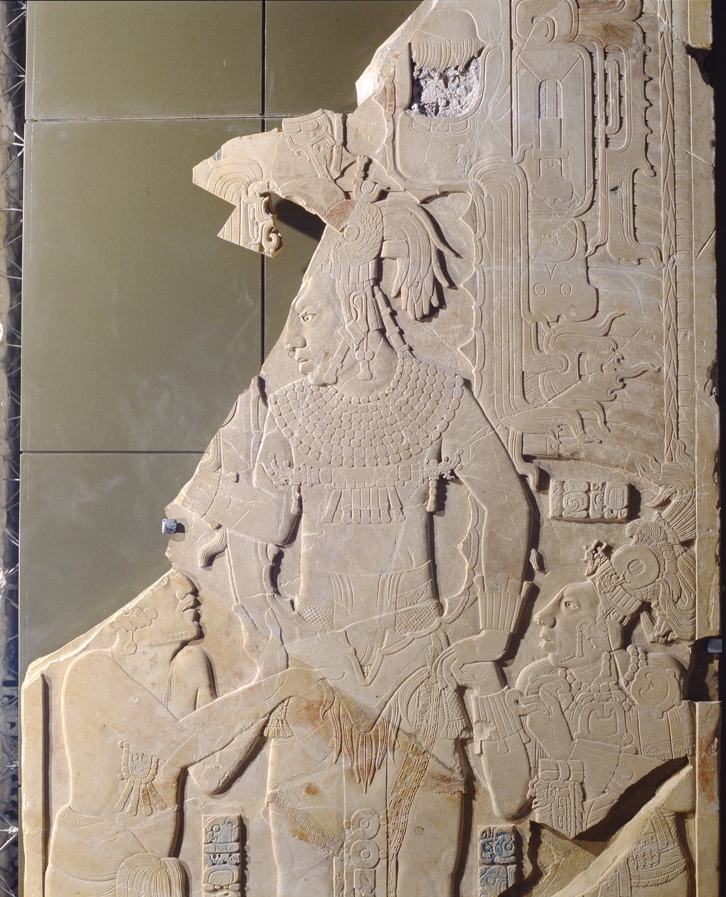 Panel som viser en dignitær stående og to menn som kneler, fra Temple XIX, Palenque, Chiapas, Mexico, stukkaturdetalj fra klassisk periode av 238274 av Mayan
