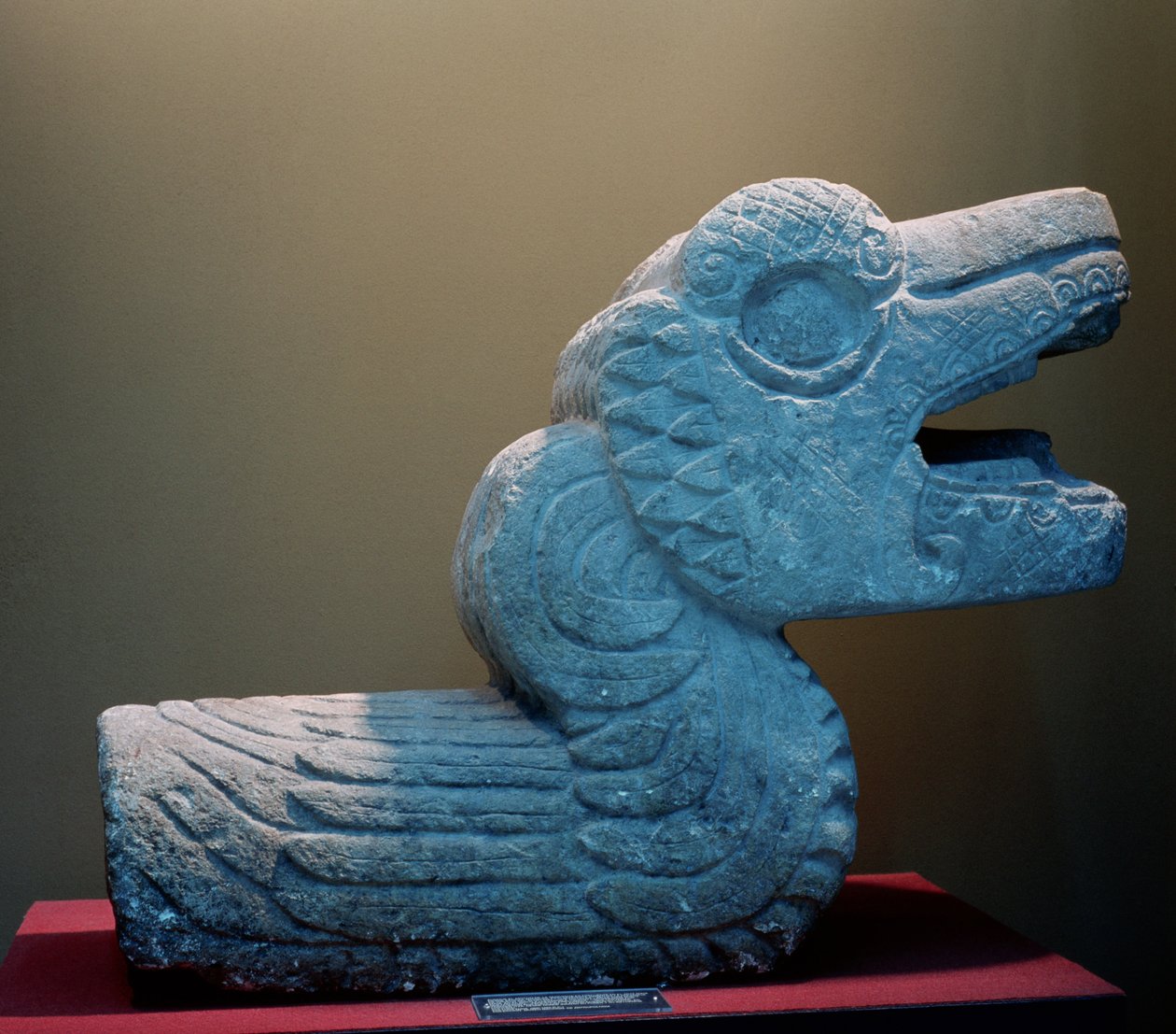 Plumed Serpent, 800-900 AD (farget stein) av Mayan