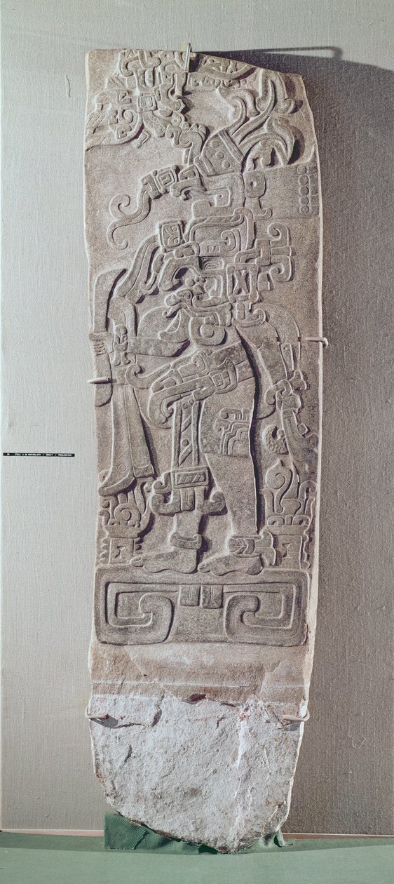 Stele II, rektangulær med relieff som viser en figur som står på en plattform, førklassisk periode, ca. 1000 f.Kr.-250 e.Kr. (granitt) av Mayan