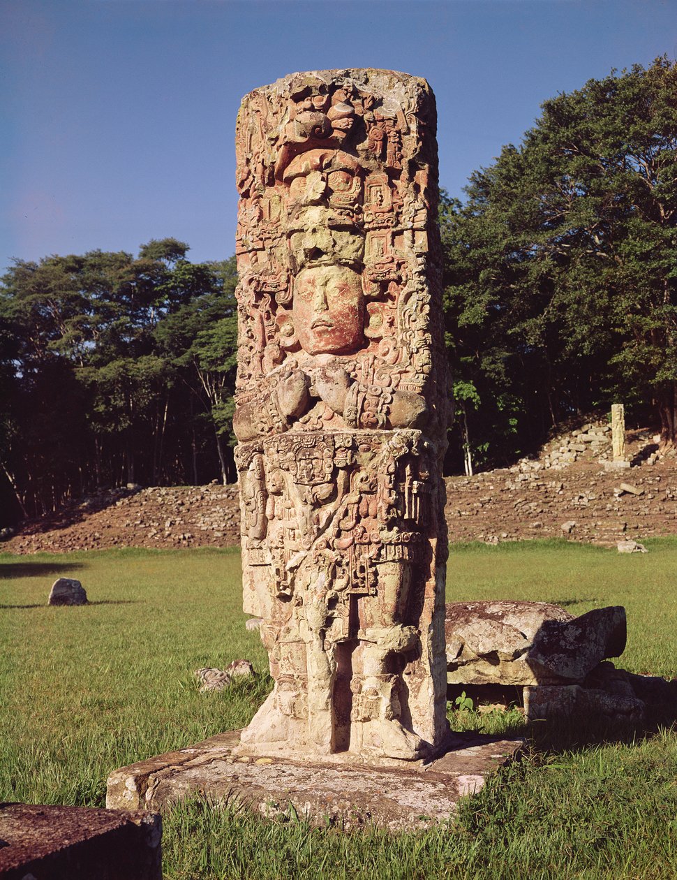Stele of King på Grand Plaza av Mayan