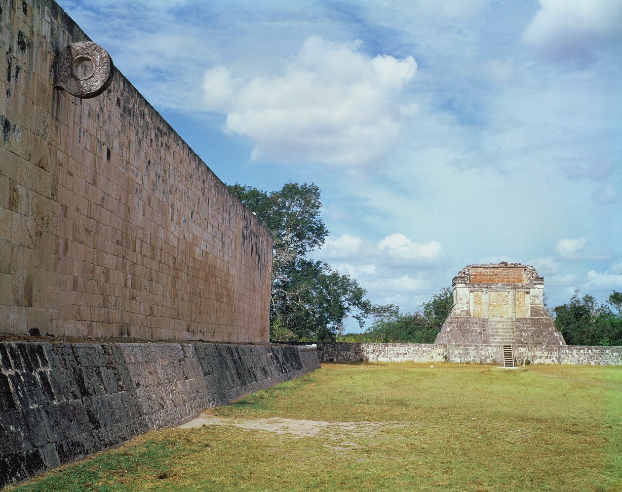 Ballbanens vegg, sannsynligvis ferdigstilt i den tidlige postklassiske perioden, ca. 900-1200 e.Kr. av Mayan