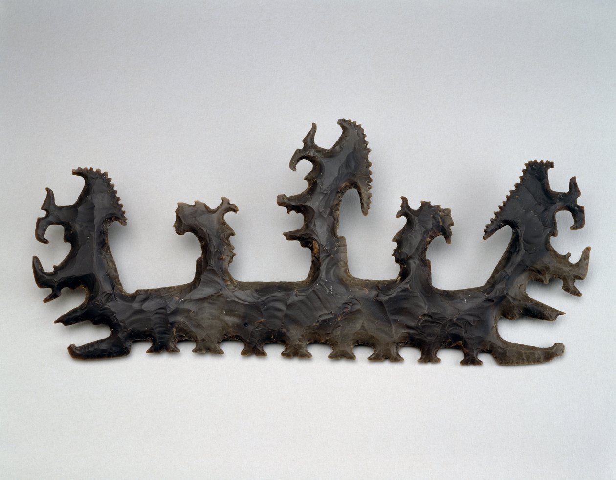 Seremoniell flint med Gud K og to herrer i en kano med monsterhode, Guatemala, Late Classic, 550-800 (flint) av Mayan