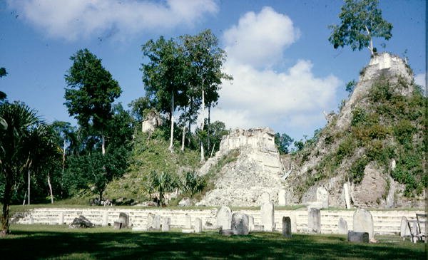 Forgård med stele og tempelhaug, ca.100 f.Kr.-900 e.Kr av Mayan