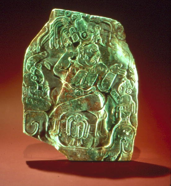 Plakett som viser en konge med hoffmenn (jade) av Mayan