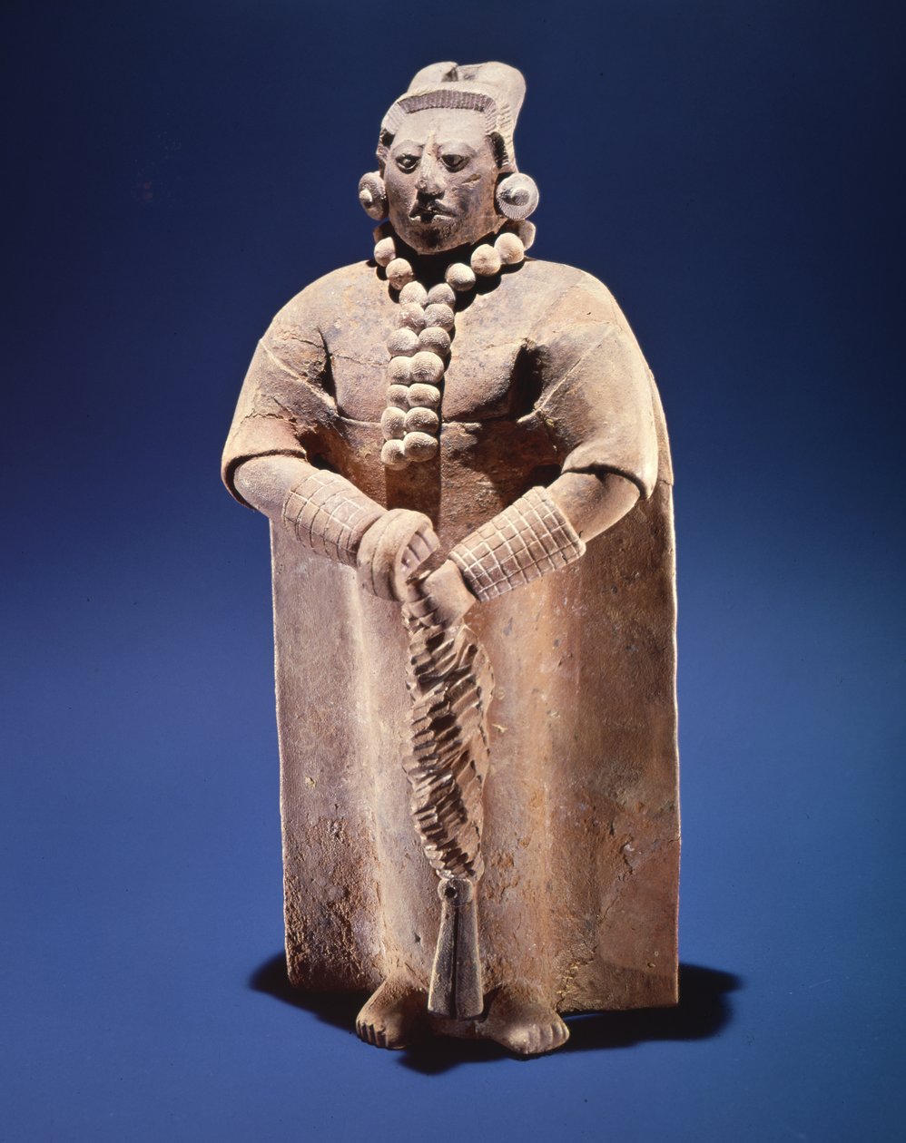 Stående kongelig figur, fra Isle of Jaina, ca. 600-900 (lertøy) av Mayan