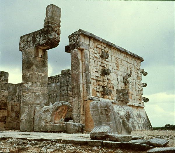 Krigenes tempel, fjærkledd slangesøyle av Mayan