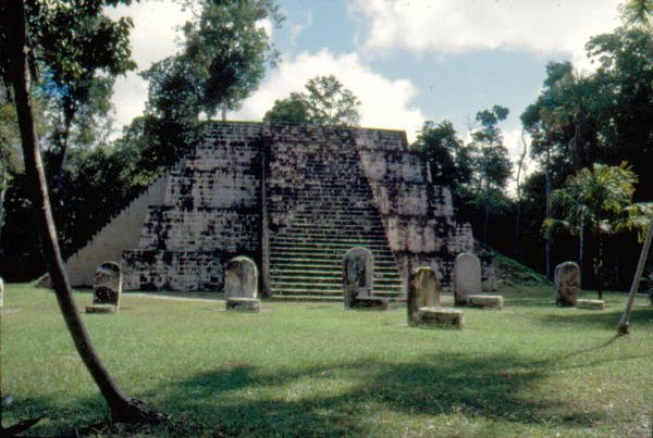 Tvillingpyramidgruppen med stelae i forplassen av Mayan
