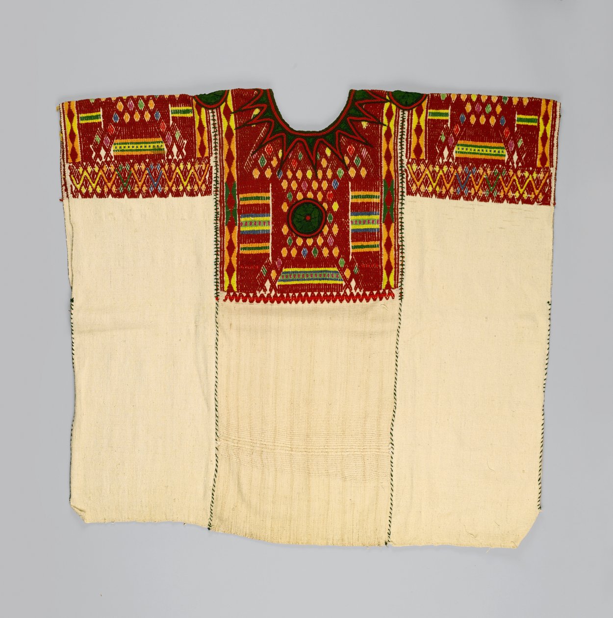 Damebluse eller huipil, fra Chichicastenango, El Quiche, Guatemala, 1930- eller 1940-tallet (bomull og silke) av Mayan