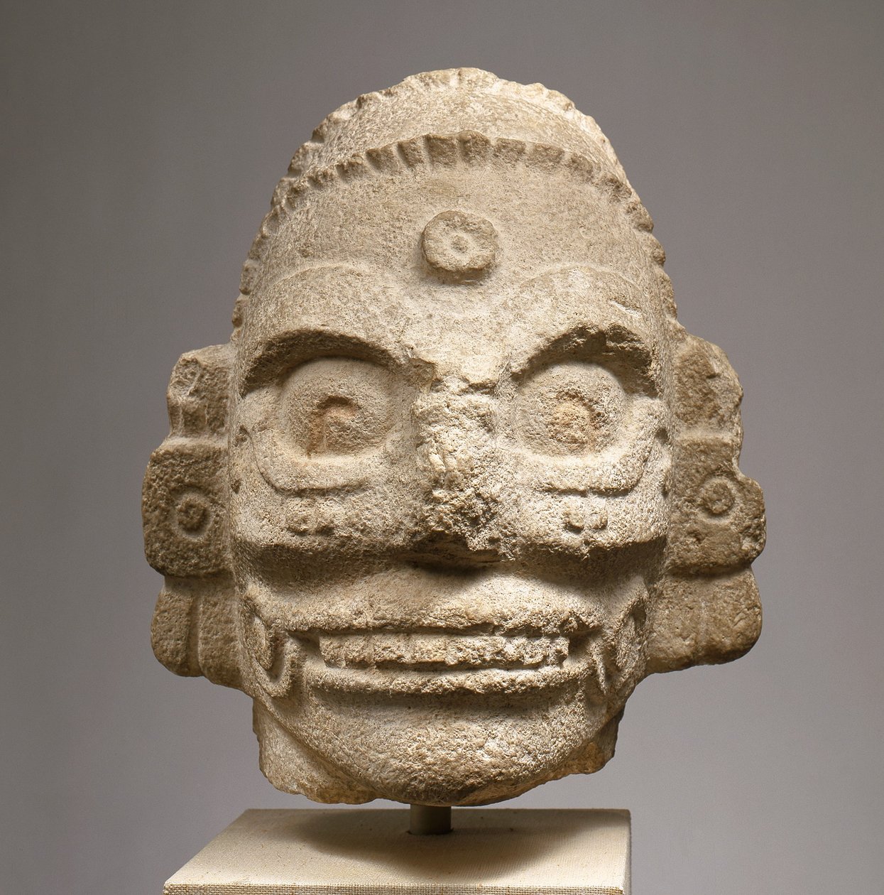 Hodet til en regngud, ca. 1000 (fossilholdig kalkstein) av Mayan