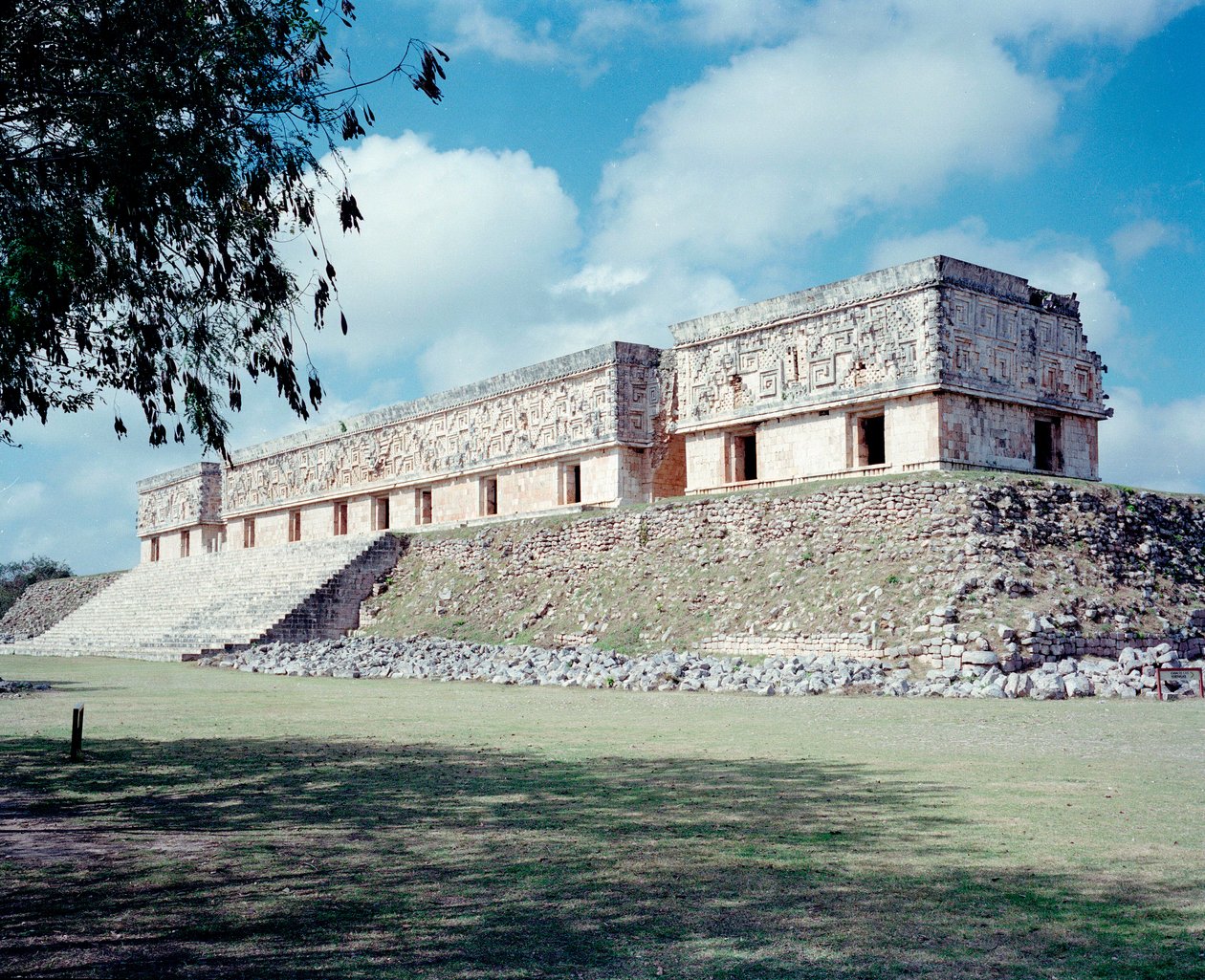 Før colombiansk sivilisasjon: utsikt over stedet for Uxmals gamle Maya-hovedstad, Puuc-stil. Nord-Yucatan 600-900 e.Kr.: spåmannens pyramide. Mexico av Mayan