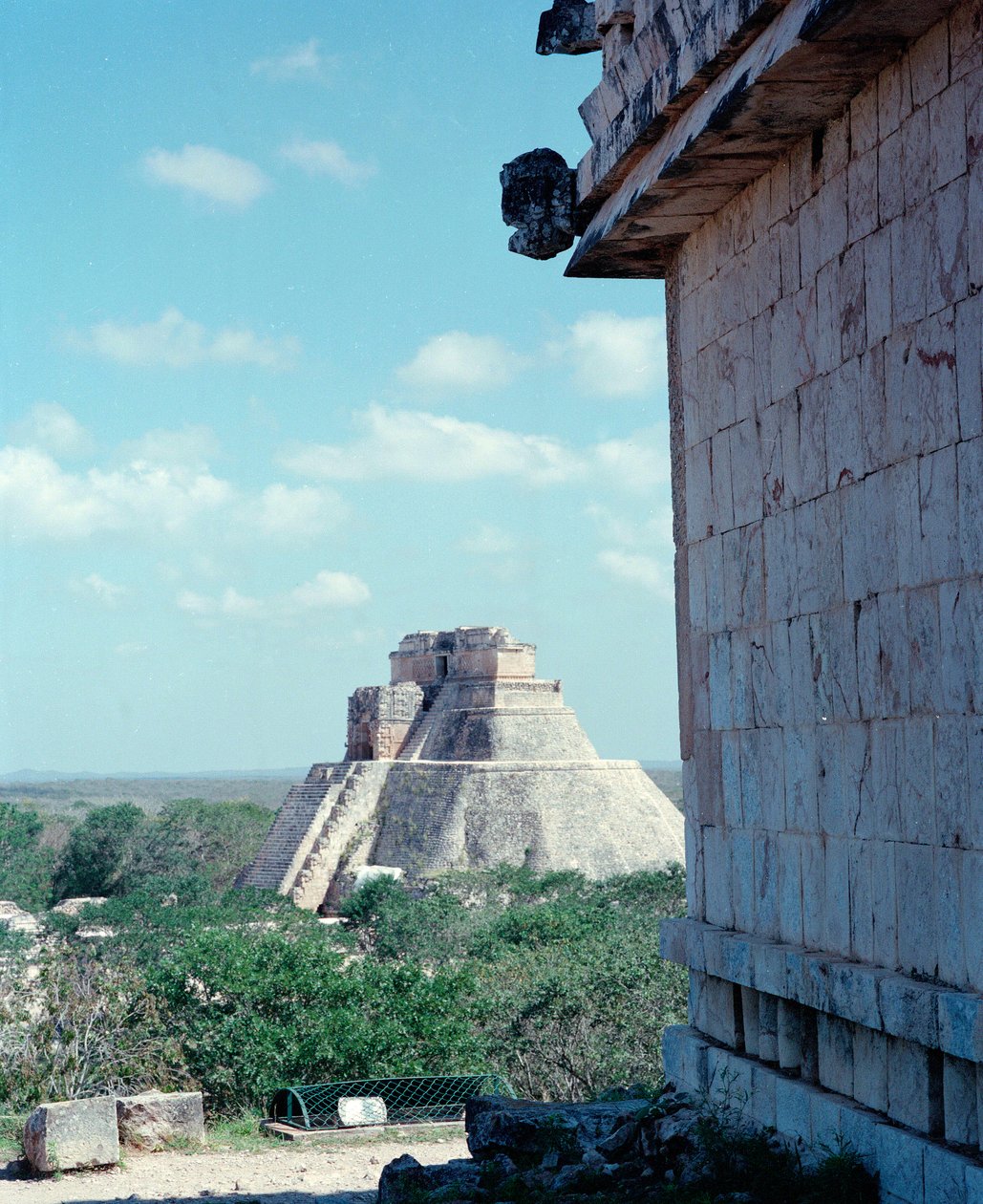 Før-colombiansk sivilisasjon: utsikt over det øvre tempelet på stedet til Uxmals gamle Maya-hovedstad, Puuc-stil. Nord-Yucatan 600-900 e.Kr. Mexico av Mayan