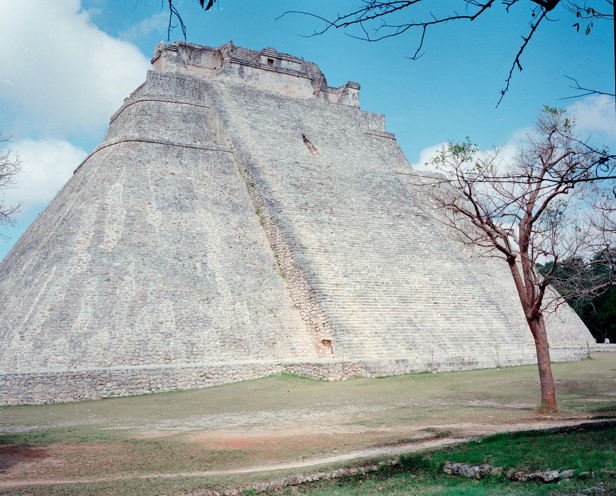 Før-colombiansk sivilisasjon: utsikt over det øvre tempelet på stedet til Uxmals gamle Maya-hovedstad, Puuc-stil. Nord-Yucatan 600-900 e.Kr. Mexico av Mayan