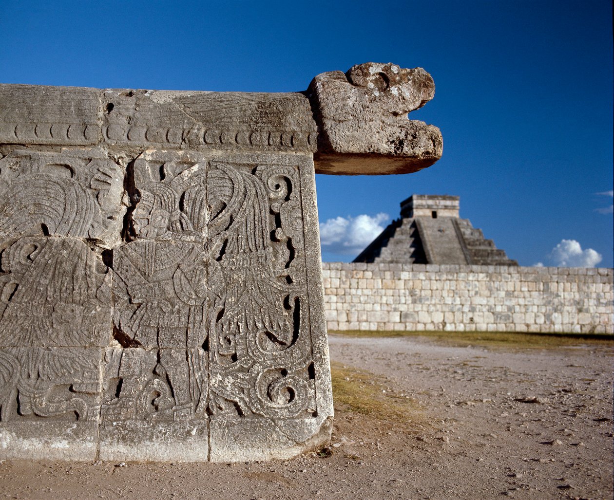 Den store balllekeplassen og i bakgrunnen castillo, 750-1200 av Mayan