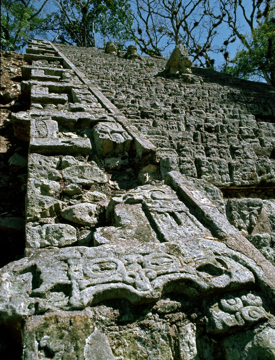 Utsikt over den hieroglyfiske trappen, 743 e.Kr av Mayan