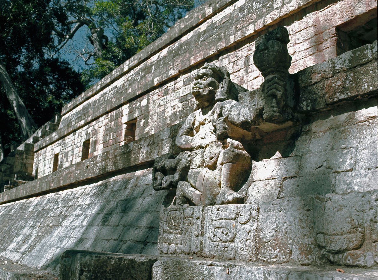 Utsikt over veggen til Akropolis med skulpturer av herskere av Copan, klassisk periode 7.-8. århundre av Mayan
