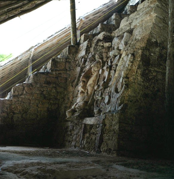 Arkitektonisk maske, Mascaronenes tempel, Kohunlich, Yucatan-halvøya, Mexico Tidlig klassisk periode (300-600 e.Kr.) (stukk og stein) av Mayan Mayan