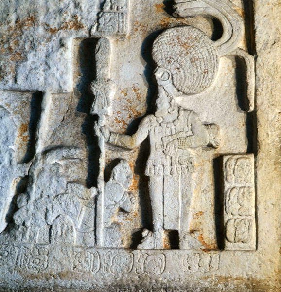 Detalj av overligger IV som viser en hyllest som ble betalt av de beseirede, fra Piedras Negras, Usumacinta, Guatemala, sen klassisk periode (600-900) (stein) av Mayan Mayan