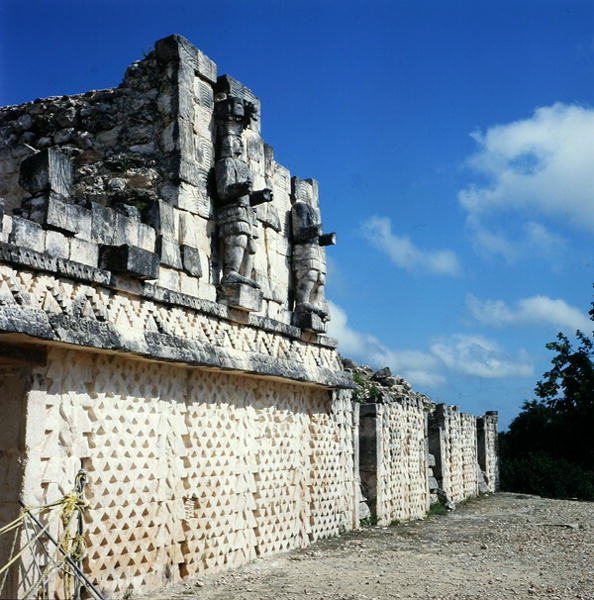 Detalj av den bakre fasaden til Maskepalasset, sen klassisk periode (600-900 e.Kr.) (bilde) (se også 238296) av Mayan Mayan
