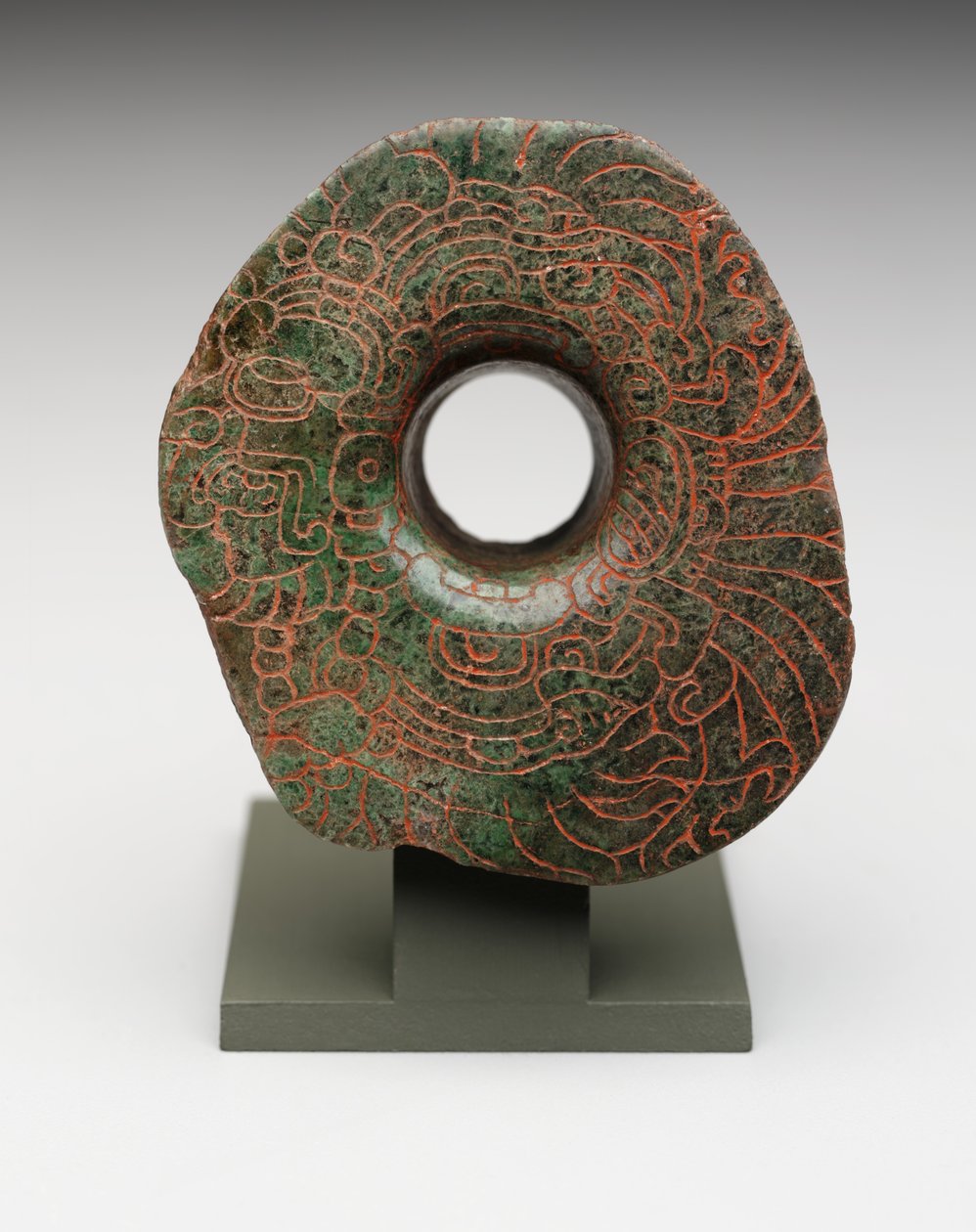 Øreblus med innskåret bilde av hovedfuglguden, ca. 300-500 (jadeitt) av Mayan Mayan