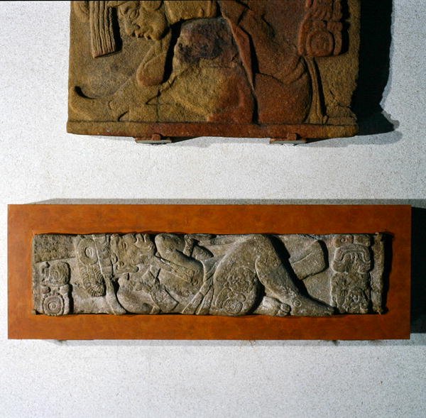 Overligger 27 fra Tonina, Chiapas, Mexico, sen klassisk periode (600-900 e.Kr.) (stein) av Mayan Mayan