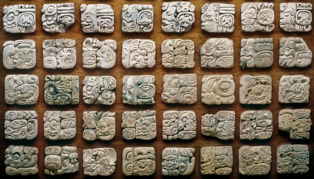 Maya-kalender (320-1697) sammensatt av forskjellige glyfer (graverte steiner) av Mayan Mayan