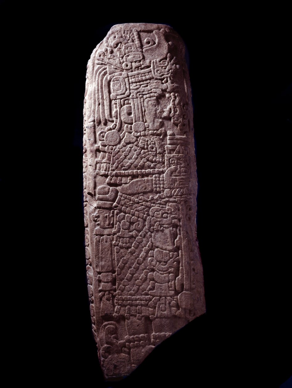 Precolombiansk kunst, Maya-sivilisasjonen, innledende klassisk periode: steinstele 5 fra El Zapote, Peten, Guatemala. Sol. h. 127 cm Guatemala, Museo Nazionale di Archeologia e Etnologia - førkolumbiansk kunst, Maya-sivilisasjonen, klassisk periode (ca. 25 av Mayan Mayan