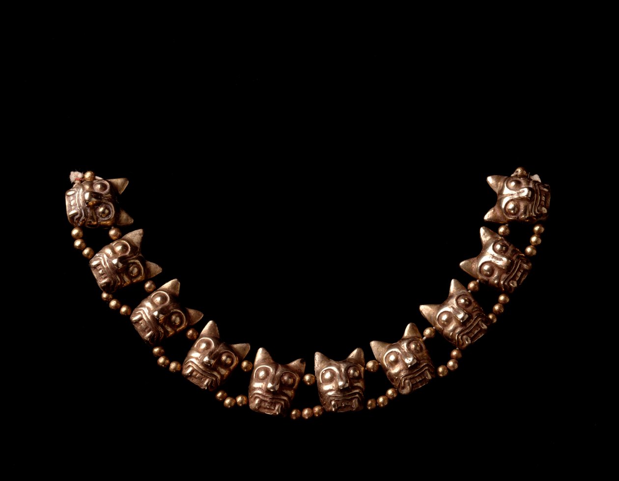 Precolombiansk kunst, Maya-sivilisasjon, postklassisk periode: gullkjede sammensatt av elementer i form av jaguarhoder. 600-1100 e.Kr. fra Iximche, Chimaltenango, Guatemala,. Dim. lang. 27 cm Guatemala, Museo Nazionale di Archeologia e Etnologia - Pre-Co av Mayan Mayan