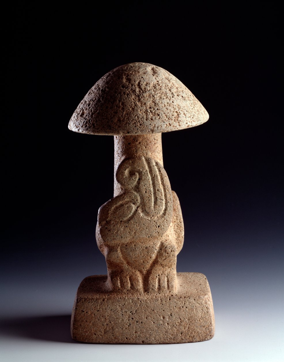 Precolombiansk kunst, Maya-sivilisasjon, førklassisk periode: basaltskulptur i form av en sopp med representasjon av en stilisert slange. fra Kaminaljuyu, Guatemala. Dim. 28,5 x bredde 15,8 cm Guatemala, Museo Nazionale di Archeologia e Etnologia av Mayan Mayan