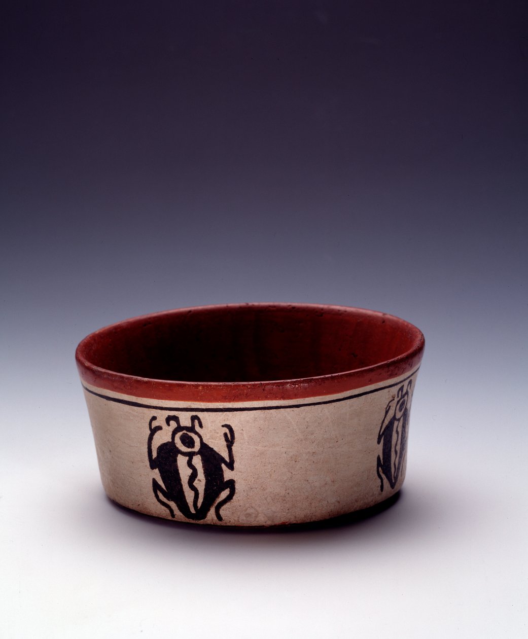 Precolombiansk kunst, Maya-sivilisasjon, klassisk periode: skjæring av polykrom leiredekor av svarte koleoptere. Fra Peten, Guatemala Sun. h. 5,8 x diam. 12,6 cm Guatemala, Museo Nazionale di Archeologia e Etnologia - førkolumbiansk kunst, Maya Civilizatio av Mayan Mayan