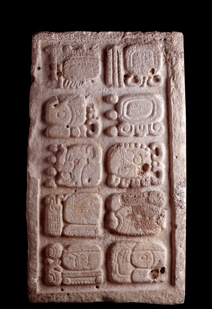Precolombiansk kunst, Maya-sivilisasjon, klassisk periode: fragment av en trapp som viser glyfer i nedre relieffer. Dim. 35,5x61 cm Guatemala, Museo Nazionale di Archeologia e Etnologia - førkolumbiansk kunst, Maya-sivilisasjonen, klassisk periode (ca. 250 av Mayan Mayan