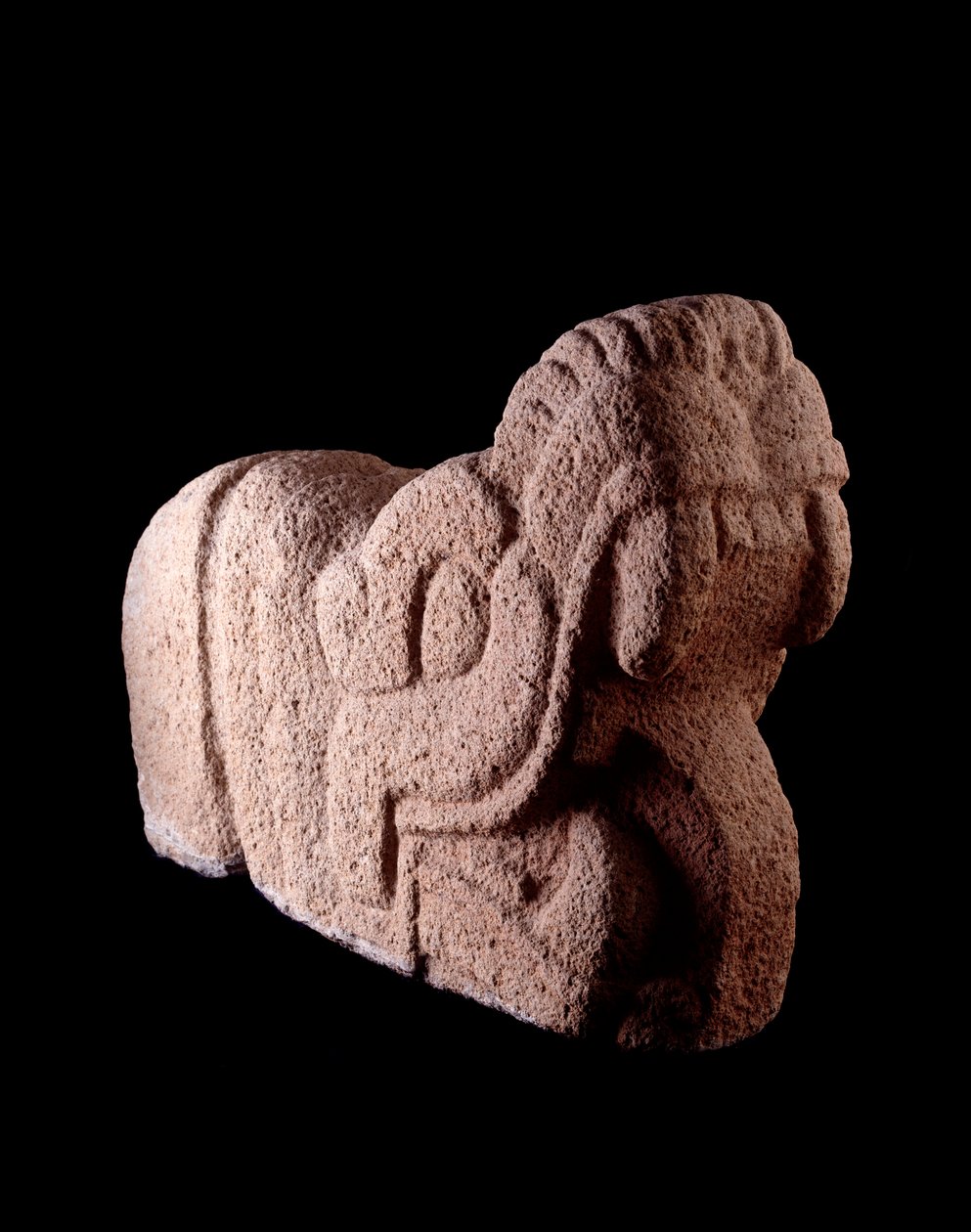 Precolombiansk kunst, Maya-sivilisasjon, klassisk periode: slangeformet steintapp med vidåpen munn fra Escuintla, Guatemala. Sol. h. 85 x121 cm Guatemala, Museo Nazionale di Archeologia e Etnologia - førkolumbiansk kunst, Maya-sivilisasjonen, klassisk peri av Mayan Mayan