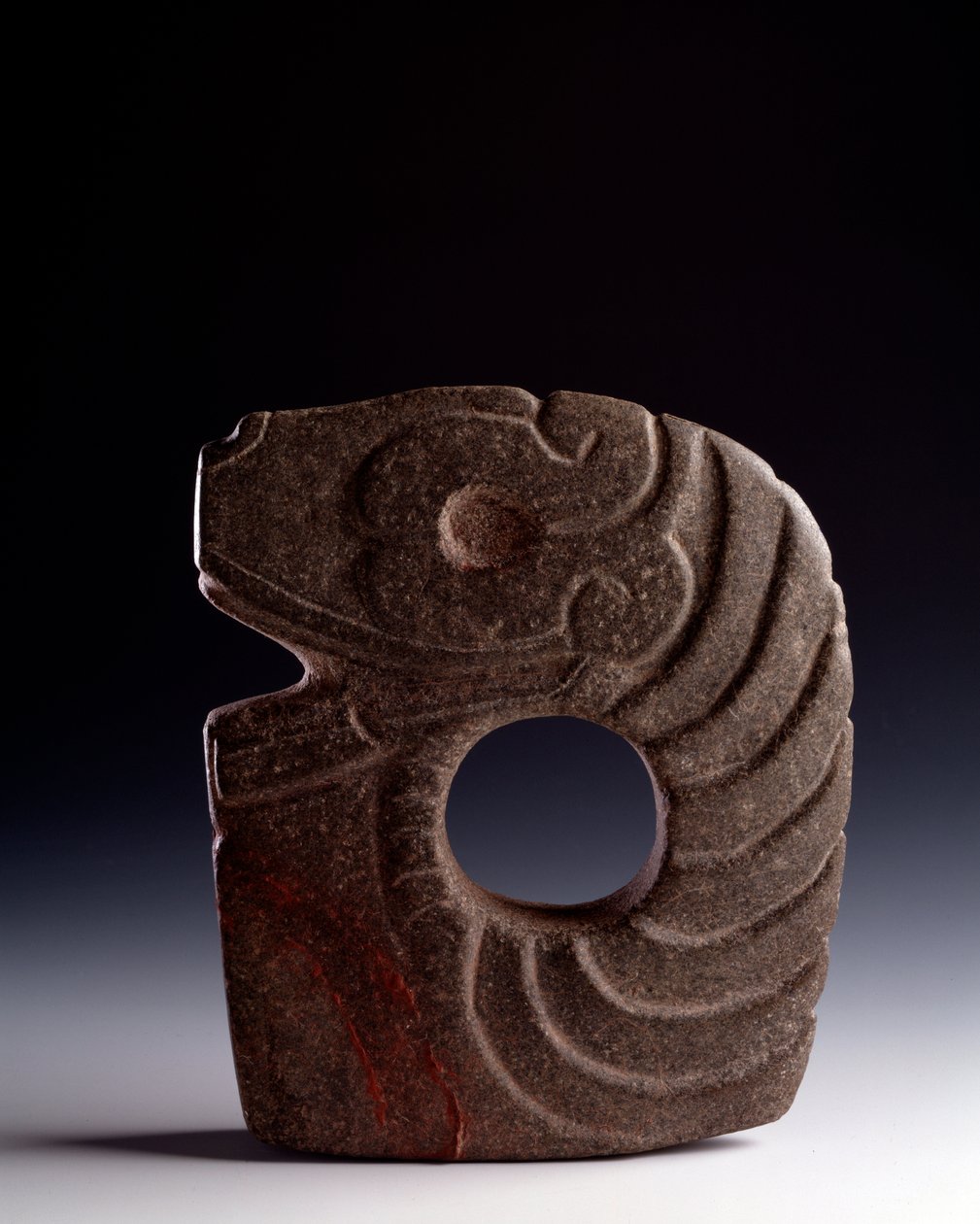 Precolombiansk kunst, Maya-sivilisasjon, klassisk periode: zoomorf øks i utskåret stein som representerer en stilisert slange. fra Bolivia, Escuintla, Guatemala. Dim. 25 x bredde 21 cm Guatemala, Nasjonalmuseet for arkeologi og etnologi - førkolumbiansk ku av Mayan Mayan