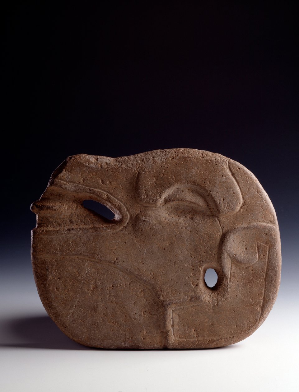 Før colombiansk kunst, Maya sivilisasjon, klassisk periode: zoomorf øks i utskåret stein som representerer hodet til en hjort. Dim. 26,5 x bredde 19,5 cm Guatemala, Museo Nazionale di Archeologia e Etnologia av Mayan Mayan