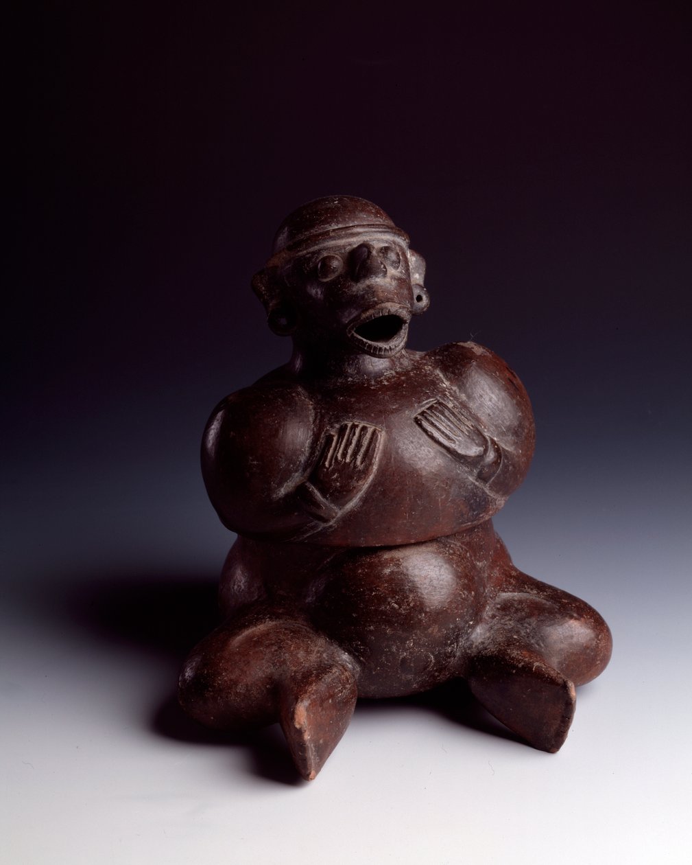 Precolombiansk kunst, Maya-sivilisasjon, innledende periode: antropomorf leirvase som viser en mann som sitter med hendene på brystet iført en apemaske med munnen åpen. Fra Uaxactun, Guatemala. Sol. h. 22,5 x bredde 19 cm Guatemala, Museo Nazionale di Arc av Mayan Mayan