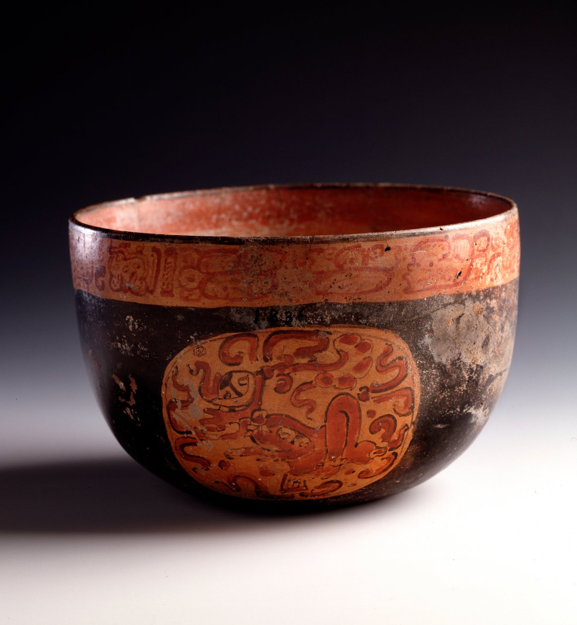 Precolombiansk kunst, Maya-sivilisasjon, sen klassisk periode: skjæring av polykrom leiredekor av glyfer. Fra Uaxactun, Quiche, Guatemala Sun. h. 12,5 x diam. 18,5 cm Guatemala, Museo Nazionale di Archeologia e Etnologia - førkolumbiansk kunst, Maya Civili av Mayan Mayan
